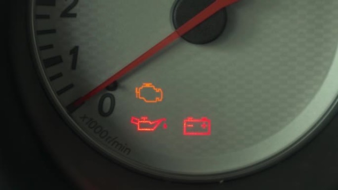 汽车仪表板上的警告灯亮起。特写。