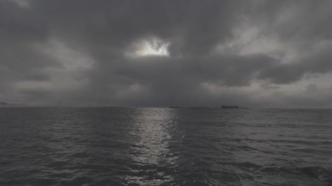 雨前看大海和天空。黑暗的水和灰色的天空。喜怒无常的抑郁海景