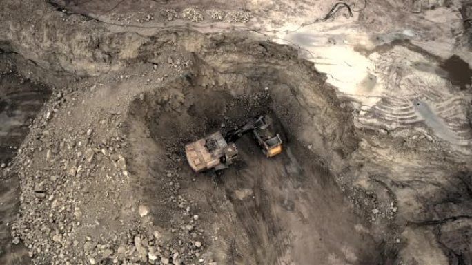 采矿挖掘机将白云石矿物装载到牵引车中。