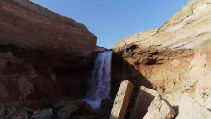 岩石峡谷中的小瀑布。从下游查看