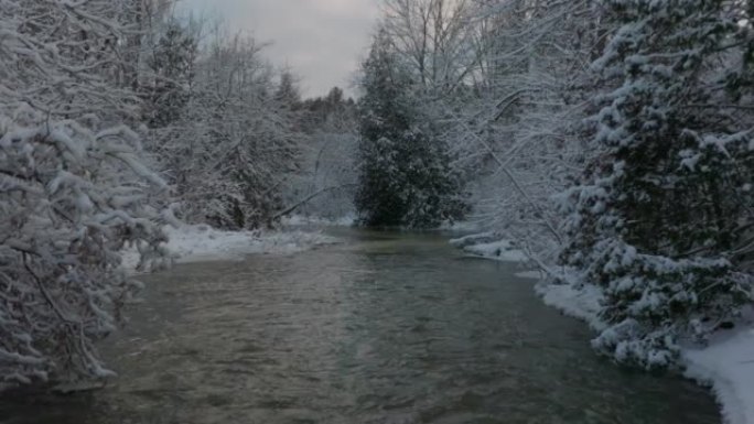 慢慢地推下一条宁静多雪的冬季河流。