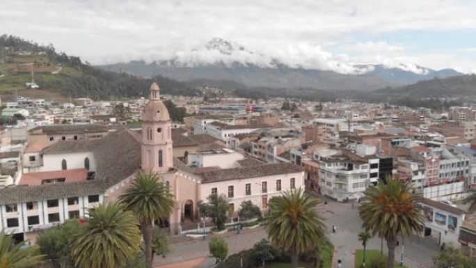 厄瓜多尔安第斯地区的Santuario de San Luis，后面是科塔卡奇火山。奥塔瓦洛，因巴布