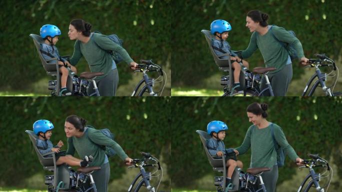 母子相爱的时刻一起骑自行车的孩子坐在自行车后座上和妈妈一起笑