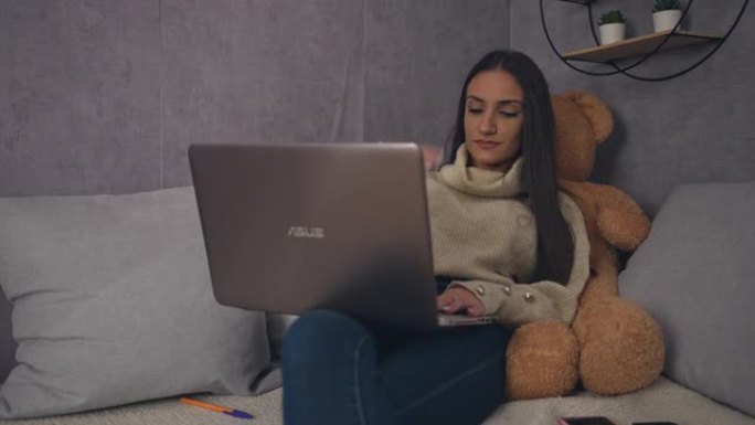 女性的笔记本电脑聊天: 在家中的私人时间与朋友联系