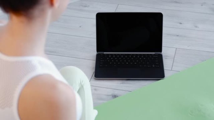 在线瑜伽课健身课女性笔记本电脑