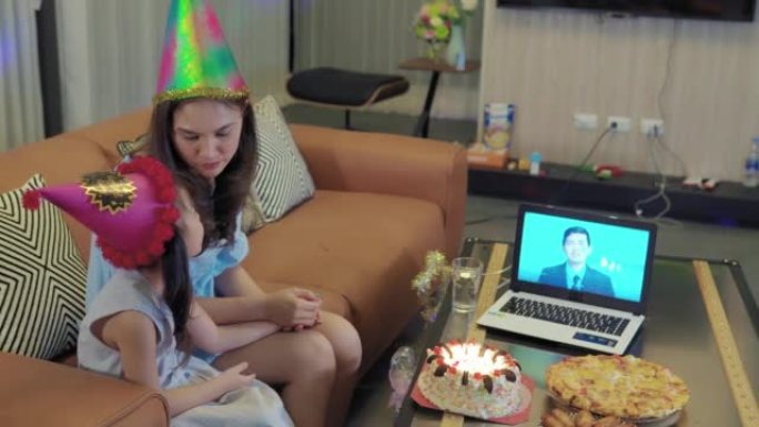 一个家庭，父亲通过视频通话祝贺女儿的生日。