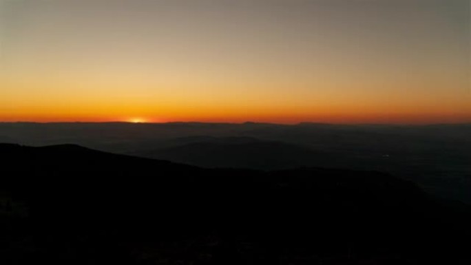美丽的日落风景，从维托沙假面峰拍摄。延时