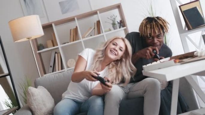 电子游戏爱好有趣的家庭休闲多样化夫妇