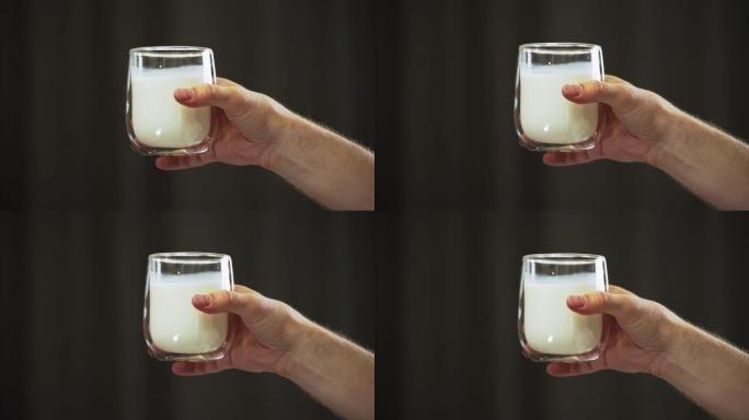 手里拿着一杯牛奶。早餐喝酒。牛奶清洁饮料促进健康和能源