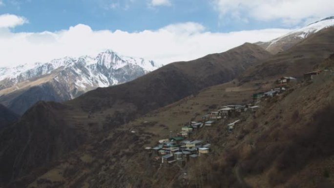 鸟瞰全村绚丽多姿的山景。达吉斯坦共和国的Sildi村。sildi aul的梦幻鸟瞰图。