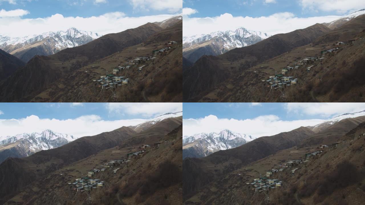 鸟瞰全村绚丽多姿的山景。达吉斯坦共和国的Sildi村。sildi aul的梦幻鸟瞰图。