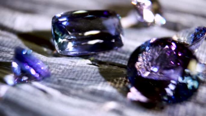 蓝色坦桑石宝石。特写珠宝宝石