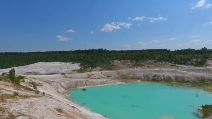 高岭土采石场美丽的风景。充满水的深粘土矿。碧蓝的天空在池塘里反射。