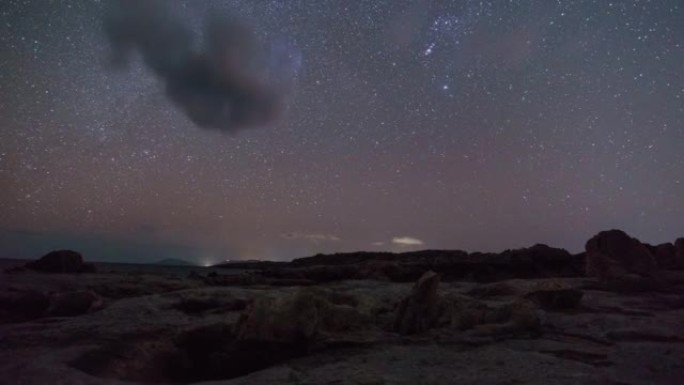 希腊伯罗奔尼撒海岸的石林地质公园Agios Nikolaos上带有猎户座星座的移动恒星，树干化石
