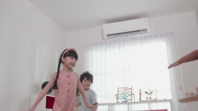 孩子们用飞机玩具为飞行而奔跑，梦想着飞行