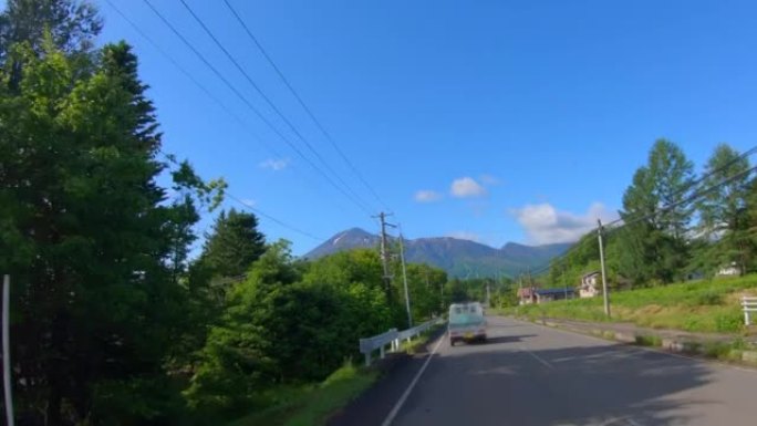 从行驶中的汽车上看到的风景