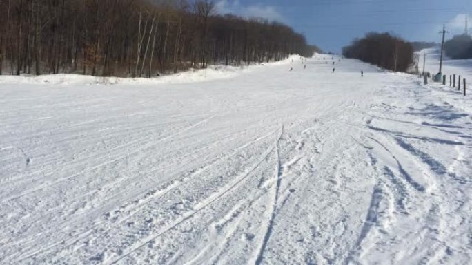 一场降雪后，在著名的滑雪胜地骑行在新鲜的空气中，一种运动感。