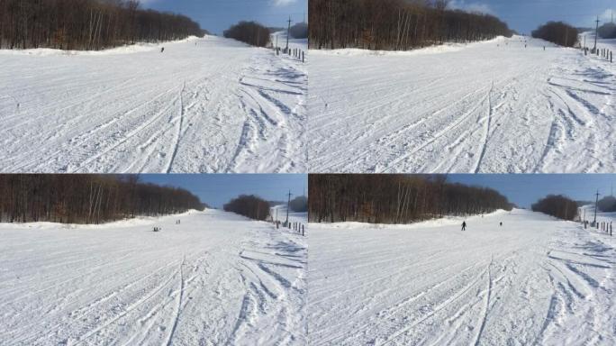 一场降雪后，在著名的滑雪胜地骑行在新鲜的空气中，一种运动感。
