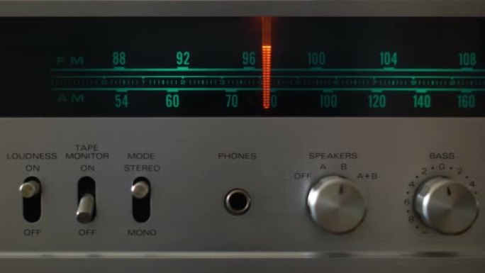老式立体声模拟收音机调谐器。复古复古收音机表盘调谐。