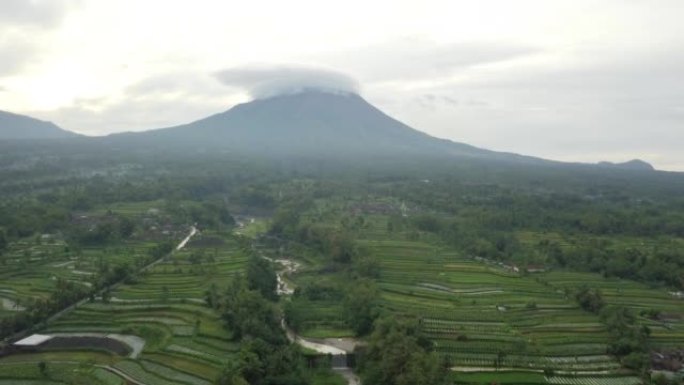 默拉皮火山蔬菜种植和河流的航拍