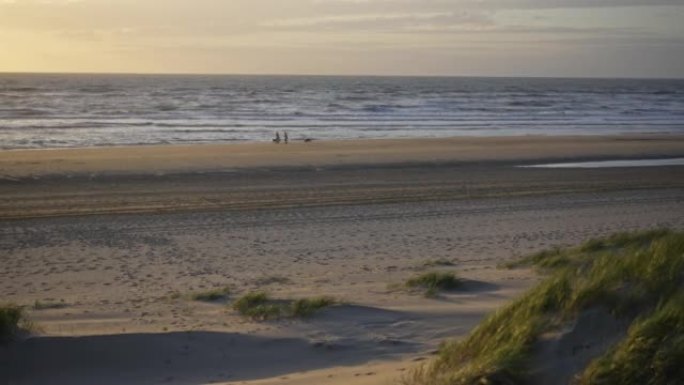 日落时Katwijk aan Zee的海滩
