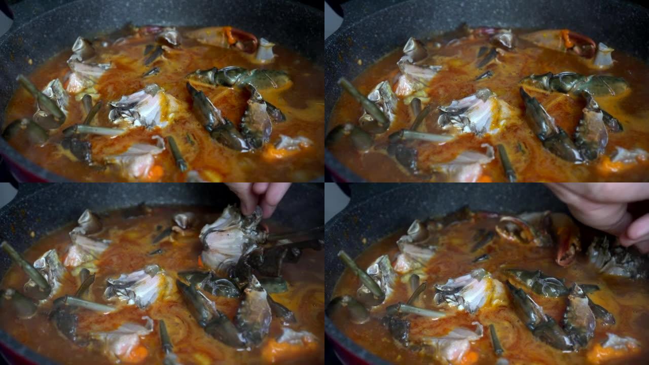 厨师在鸡蛋烹饪中加入整个新鲜螃蟹新加坡特色辣椒蟹菜