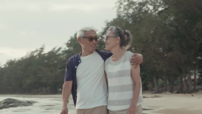 亚洲老年夫妇在海滩上享受浪漫假期