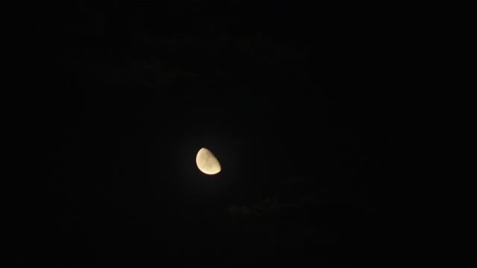 半月形穿越黑色夜空的时间流逝