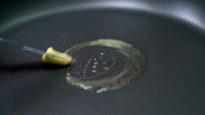 煎炸特氟龙锅中的黄油，用于烹饪，慢动作
