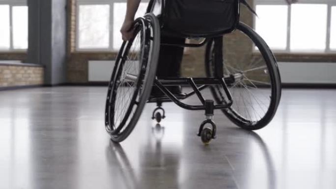 残疾妇女跳舞时轮椅旋转
