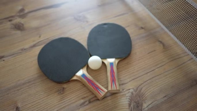 在家关闭带球拍和球的木质乒乓球桌