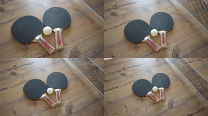 在家关闭带球拍和球的木质乒乓球桌