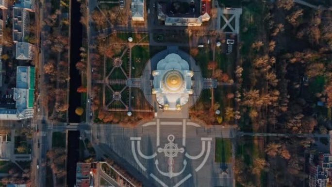 日落时俄罗斯海都喀琅施塔得的鸟瞰图，巨大的圣尼古拉斯海军主教座堂的金色圆顶，有军舰的海港，有干船坞，
