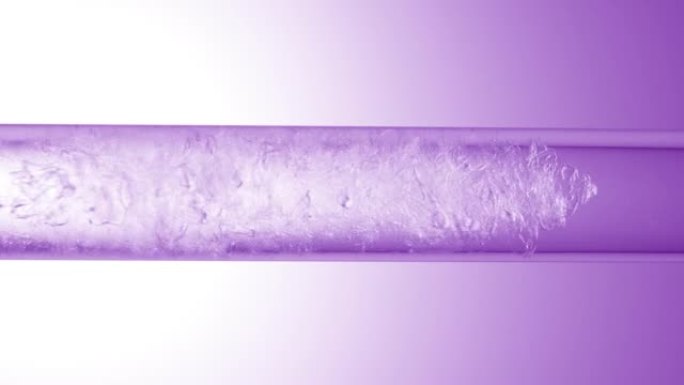 甘油正在用透明流体倒入玻璃管中