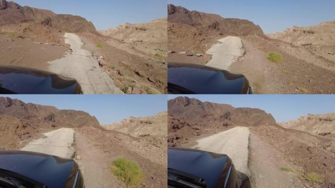 在沙漠中毁坏的道路上的SUV旅程