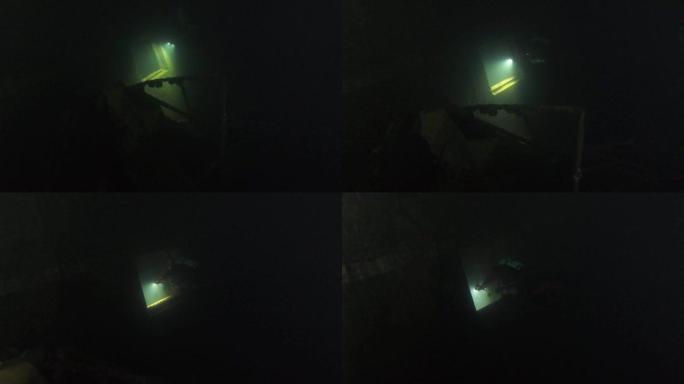 潜水员在沉船瑞典渡轮Zenobia上游泳。塞浦路斯拉纳卡的沉船潜水。