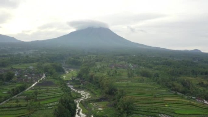 默拉皮火山蔬菜种植和河流的航拍