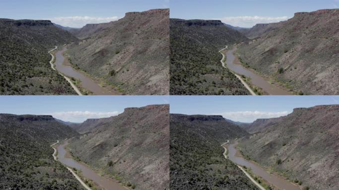 新墨西哥州陶斯: 里奥格兰德峡谷