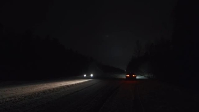 破车在城外的路上，冬天的夜晚