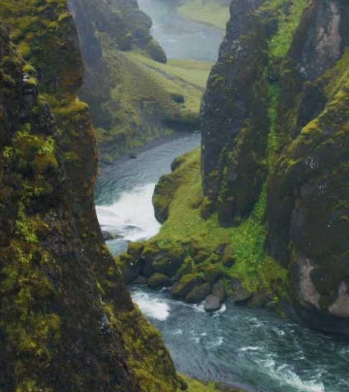 暴雨天气带来的Fjadrargljufur峡谷。山谷中奇异的陡峭悬崖岩层和蜿蜒的河流。冰岛、欧洲