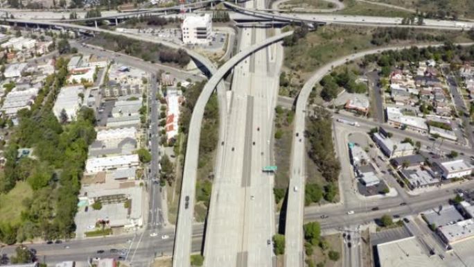 洛杉矶多层高速公路上行驶的汽车的美丽鸟瞰图。