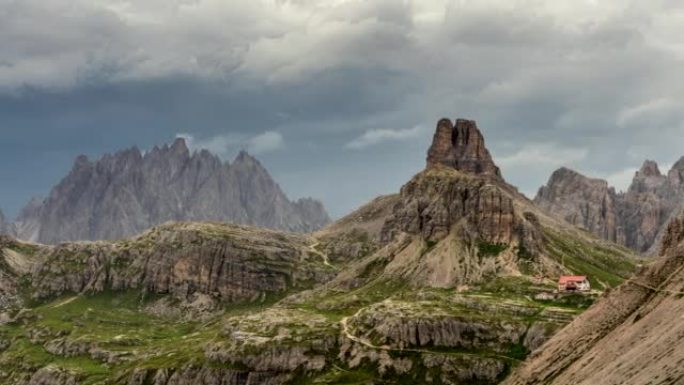 从多比亚科附近的兰德罗山谷 (Valle di Landro) 看到，在拉瓦雷多 (Tre Cime