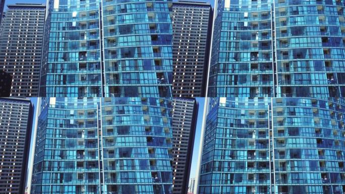 高层玻璃建筑和深色钢窗系统的视图