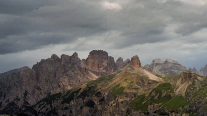 从多比亚科附近的兰德罗山谷 (Valle di Landro) 可以看到，在Tre Cime di 