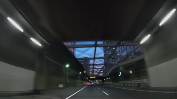黄昏时在横滨公路上行驶的汽车