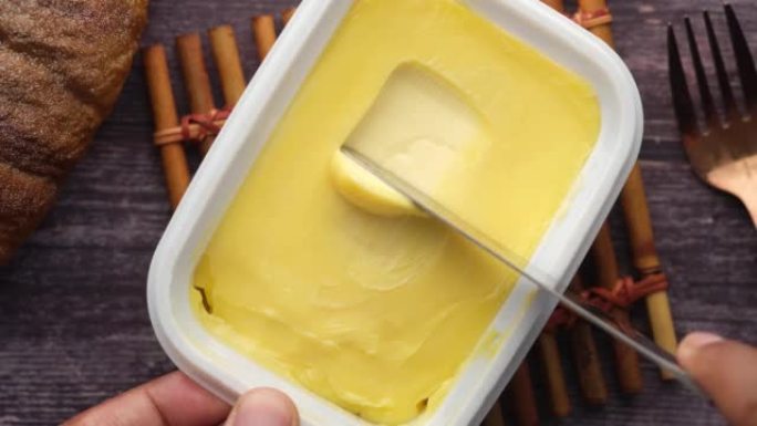 在容器中拍摄新鲜黄油的细节