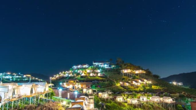 山顶上有星空的小村庄，山上七彩村的夜景，延时拍摄