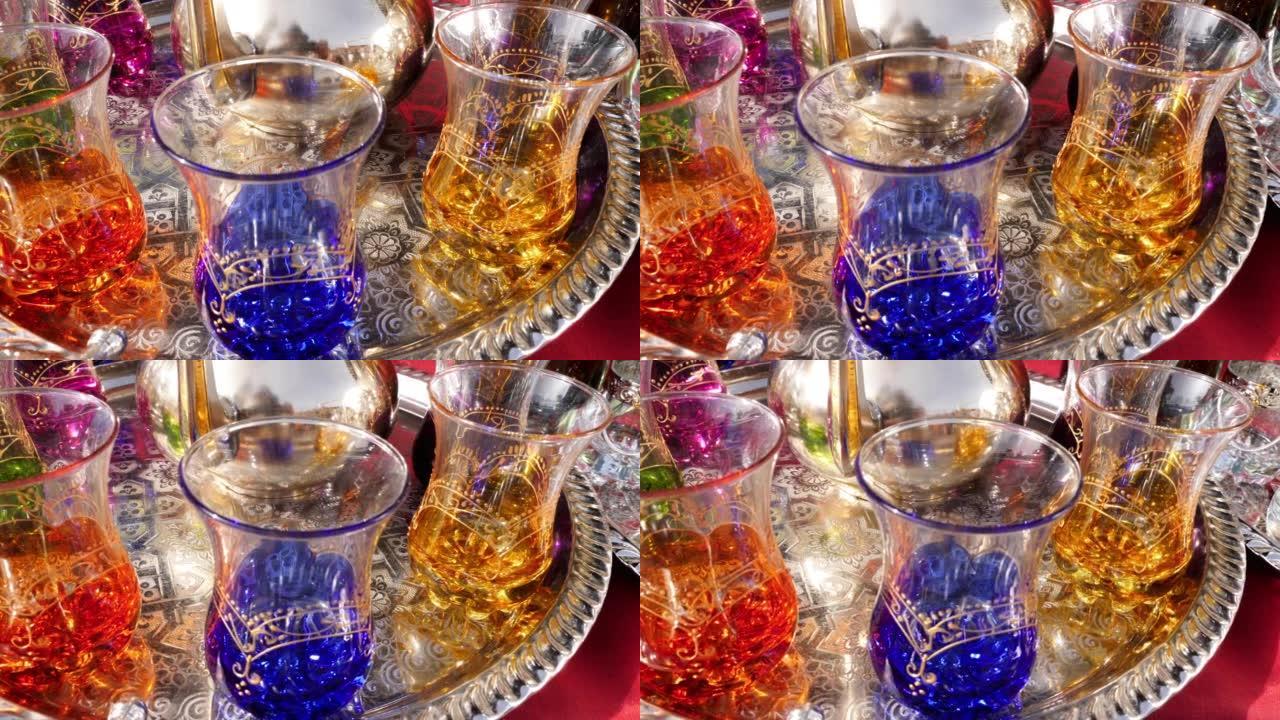 摩洛哥马拉喀什 (马拉喀什) 麦地那集市上的彩色传统摩洛哥茶杯。