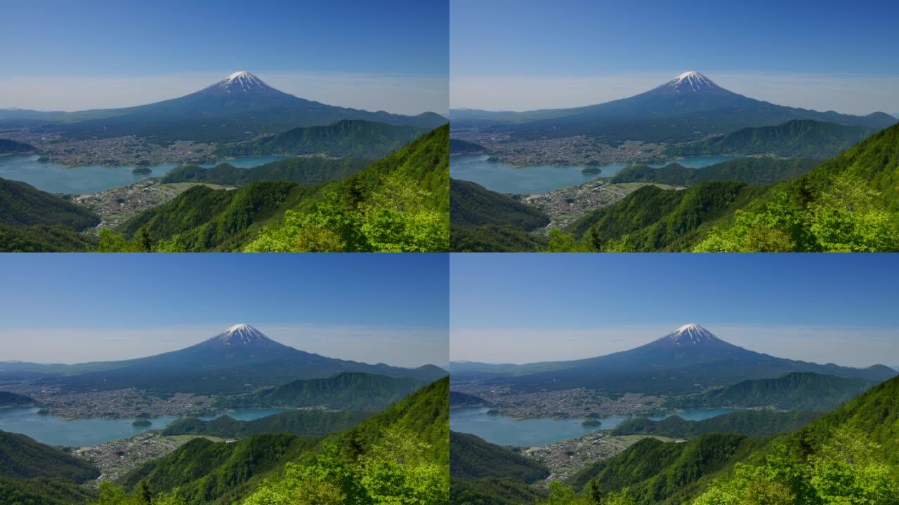 从新鲜的绿色新道山口看到富士山和川口湖