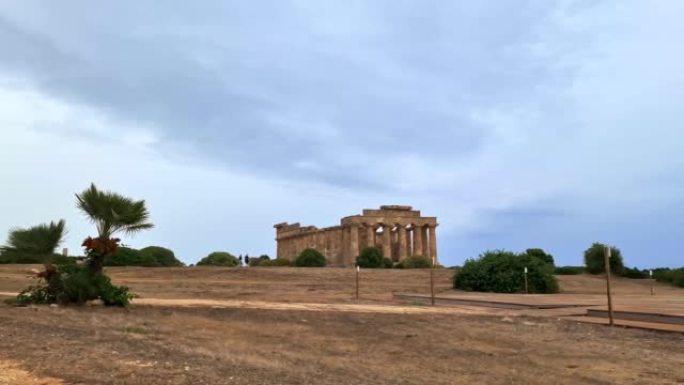 意大利西西里岛Selinunte考古公园希腊神庙的向后移动视图。慢动作